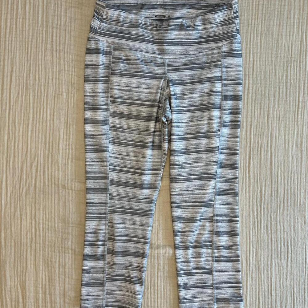 Old Navy Active gray and white striped cropped leggings